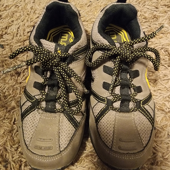 Lot of boys size 2 shoes - Picture 10 of 12